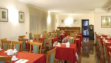 بوفيه فطور مجانًا يوميًا