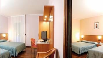 ميني بار ومكتب وستائر تعتيم وتجهيزات عازلة للصوت