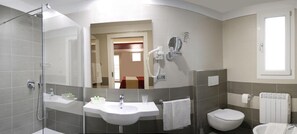 Een douche, gratis toiletartikelen, een haardroger, een bidet