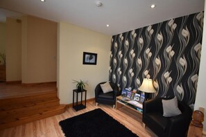 32-inch Smart TV with satellite channels, TV