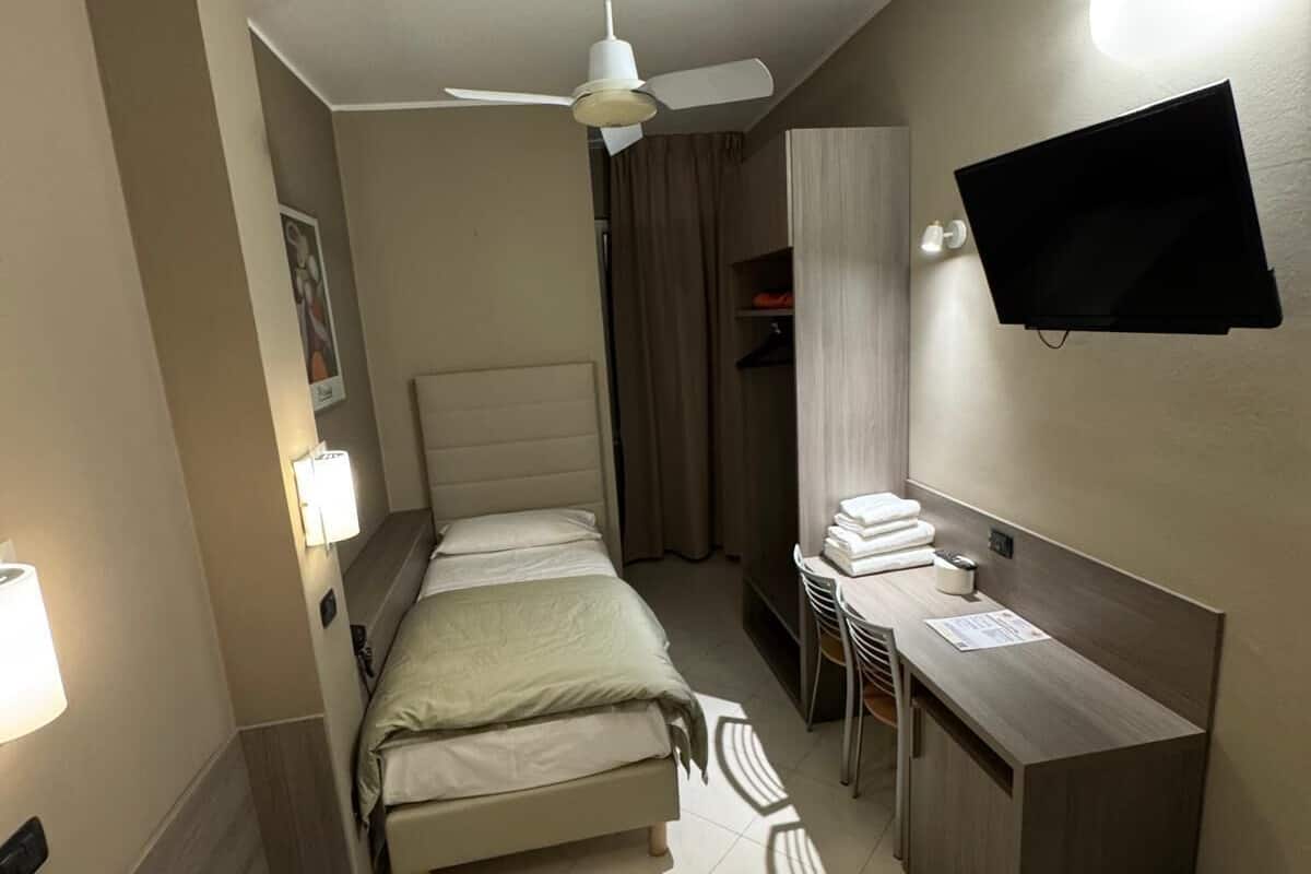 Tweepersoonskamer, 2 eenpersoonsbedden | Donzen dekbedden, een bureau, een laptopwerkplek