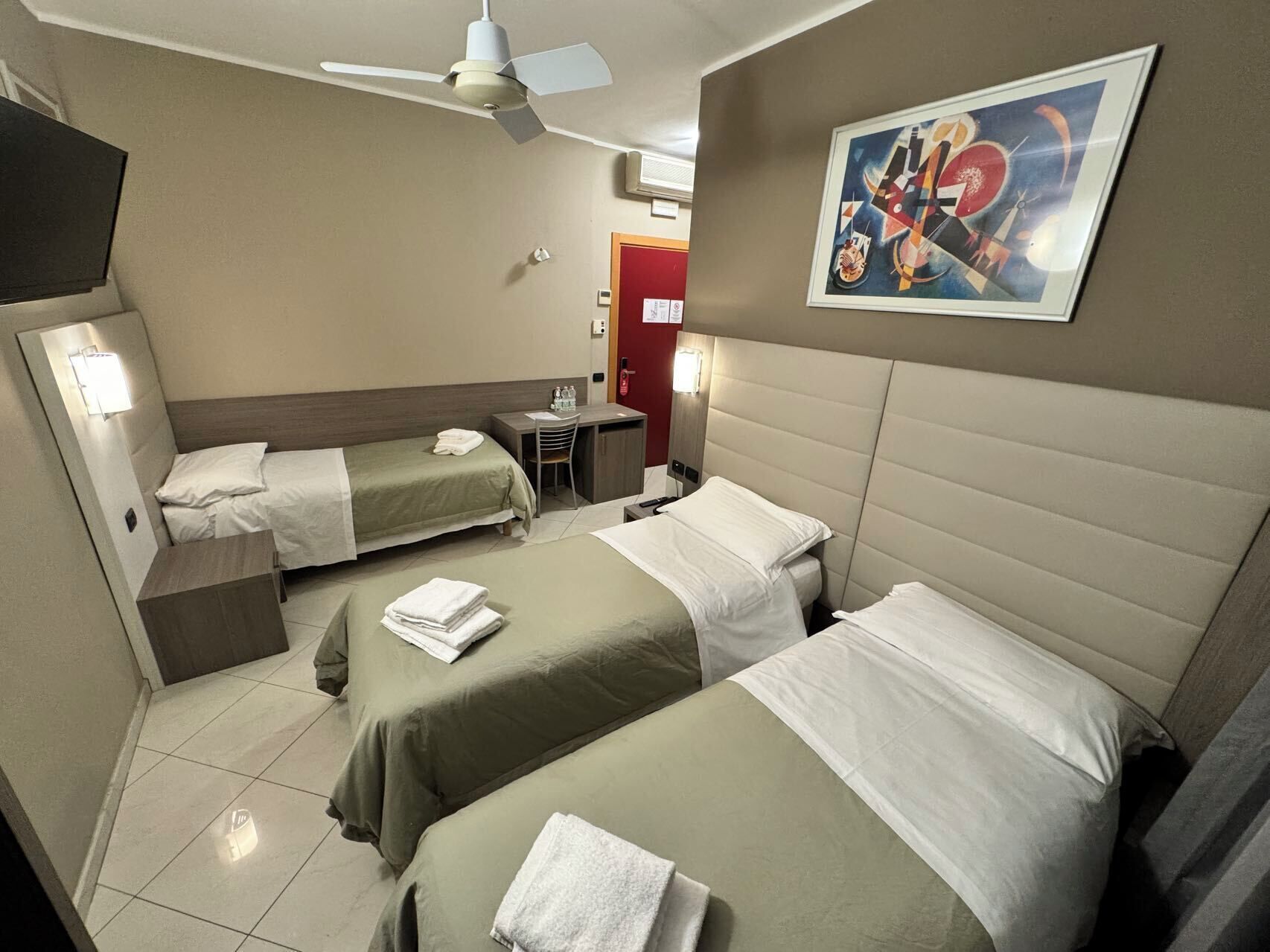 トリプルルーム | 羽毛の掛け布団、デスク、ノートパソコン用作業スペース、遮光カーテン