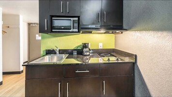 Refrigerador, microondas, placa de cocina, cafetera/tetera