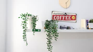 Frigorifero nell'area comune, macchina per caffè espresso