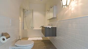 Chambre Double Luxe (Michelangelo) | Salle de bain | Articles de toilette gratuits, sĂšche-cheveux, peignoirs, chaussons
