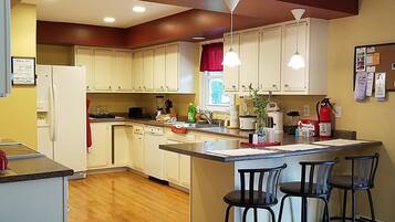 House, 3 Bedrooms, Kitchen | Private kitchen | Fridge, microwave, oven, stovetop