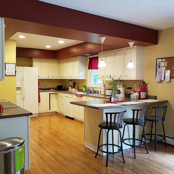 House, 3 Bedrooms, Kitchen | Private kitchen | Fridge, microwave, oven, stovetop