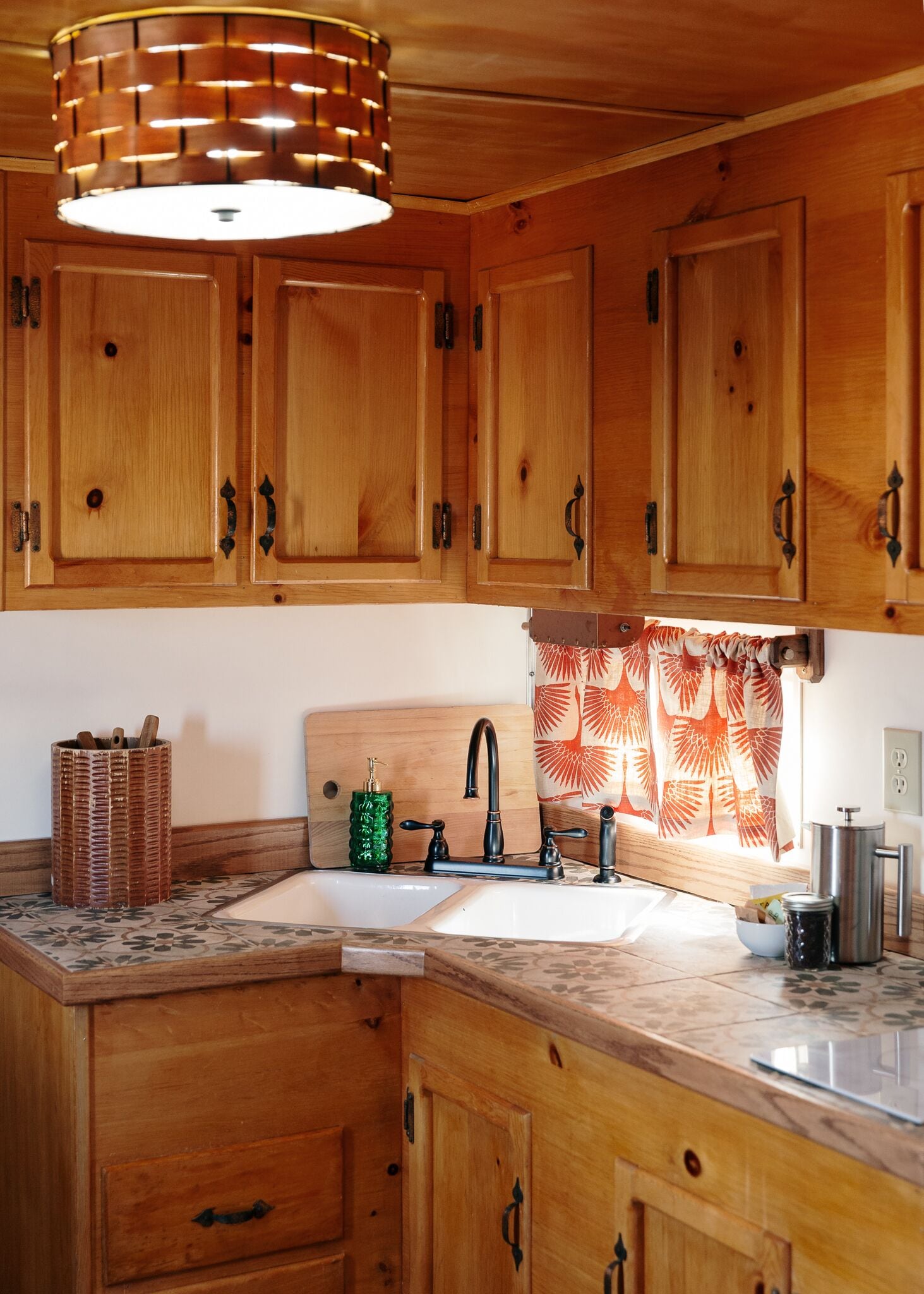 family room | private kitchen | fridge, microwave, ice maker, paper towels