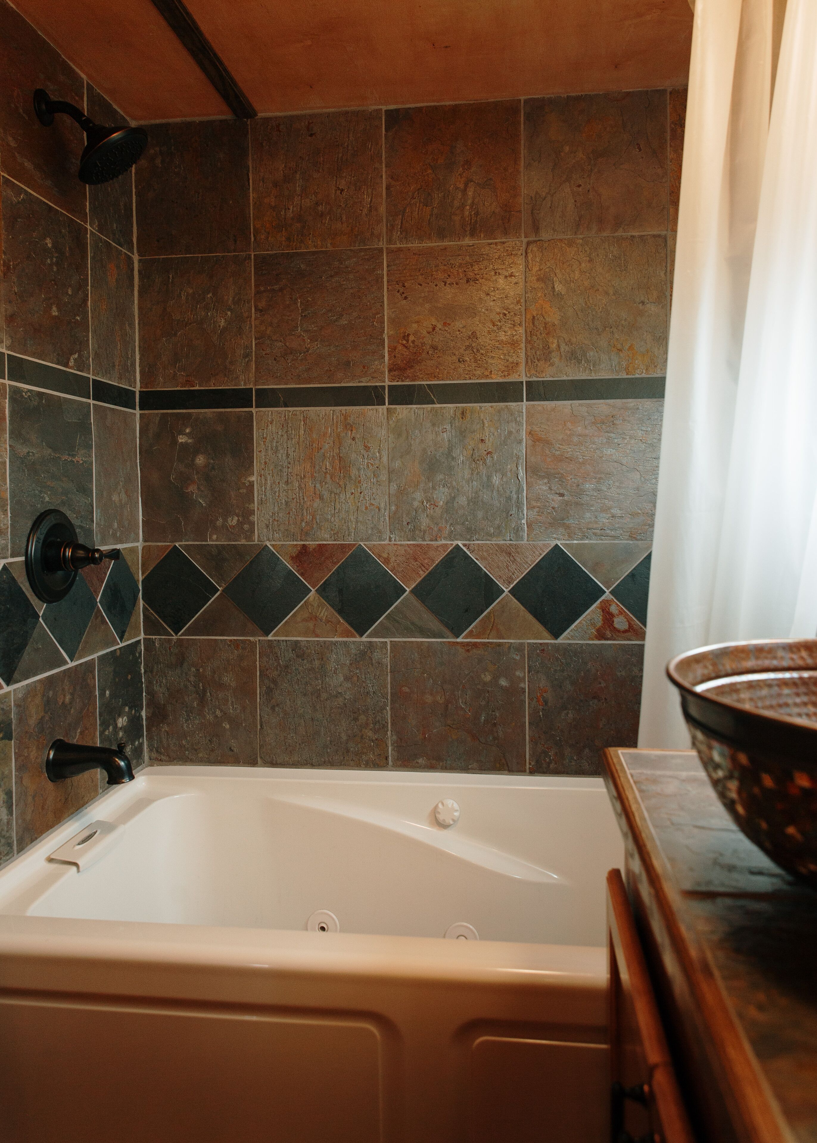 Jetted bathtub