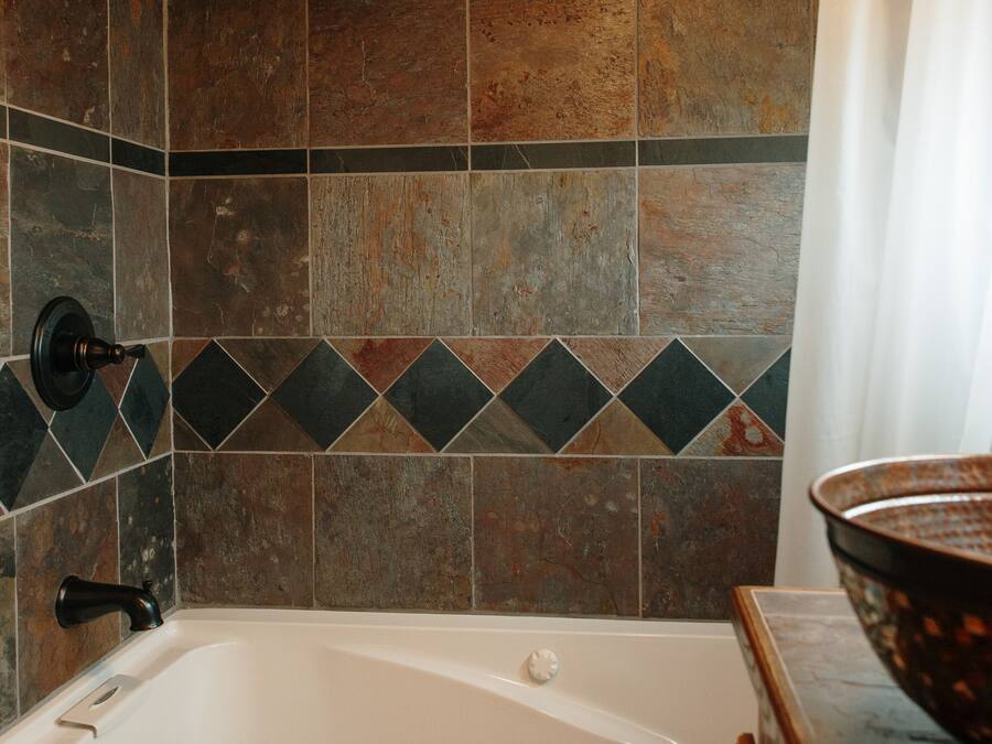 Jetted bathtub