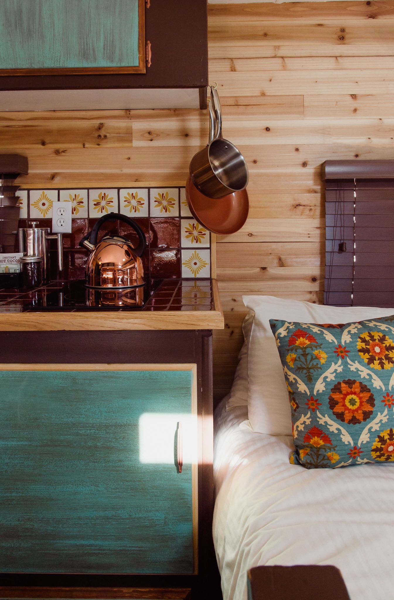 Decoración personalizada, muebles diferentes y wifi gratis 