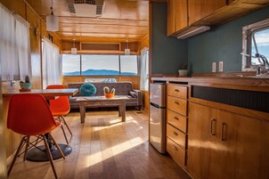 Frigorífico, microondas, máquina de hielo y papel de cocina