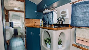 Zimmer (Ralphie 26' 1962 Airstream) | Individuell dekoriert, individuell eingerichtet, kostenloses WLAN