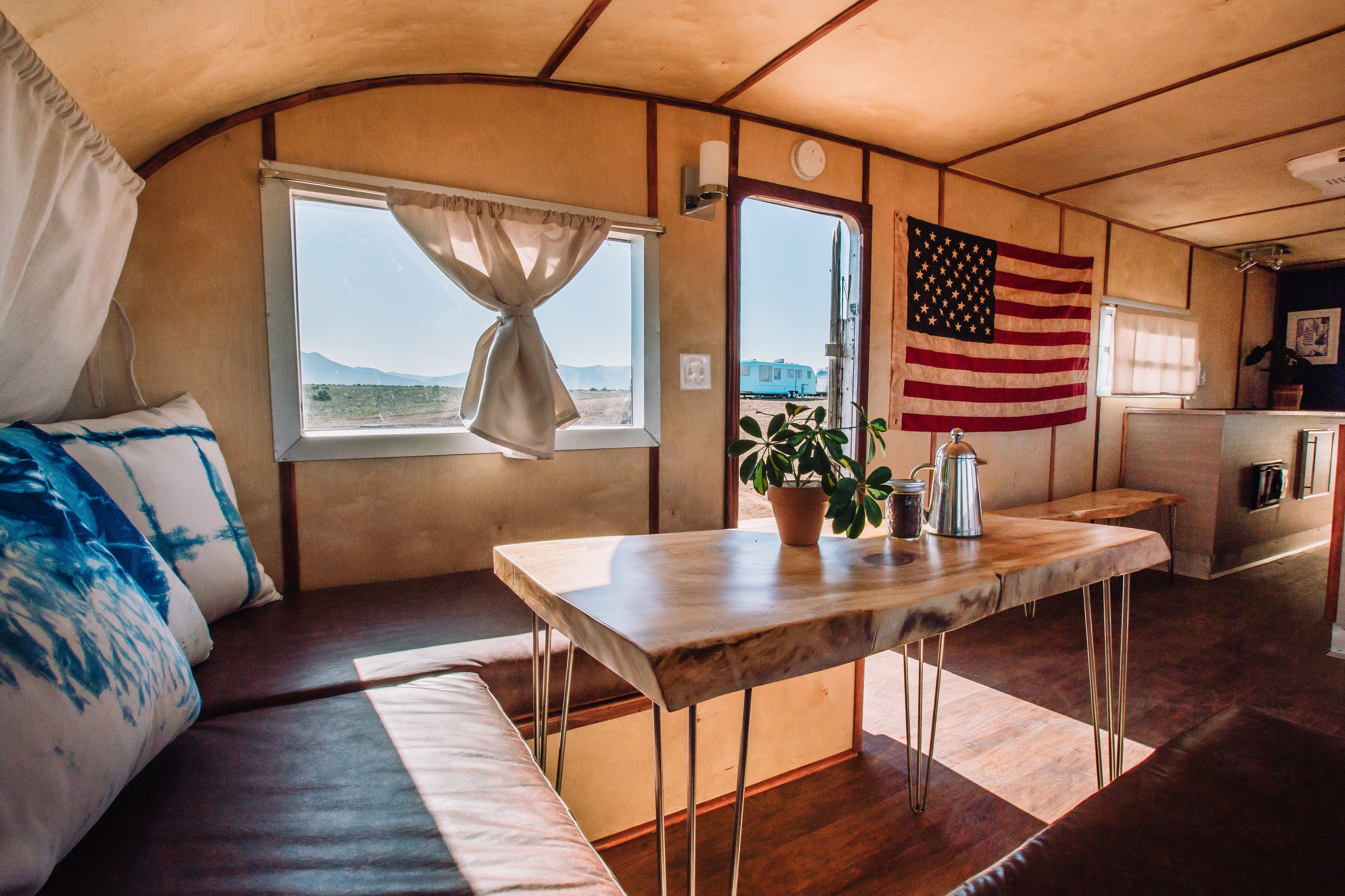 32 1951 royal spartanette (christopher) | living area