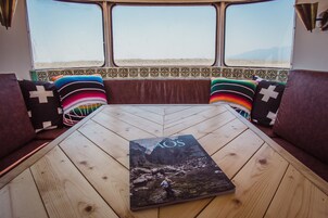 Decoración personalizada, muebles diferentes y wifi gratis 