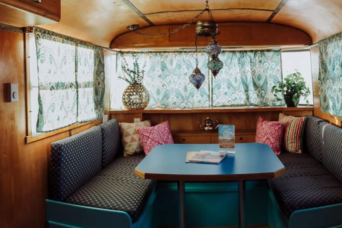 Decoración personalizada, muebles diferentes y wifi gratis