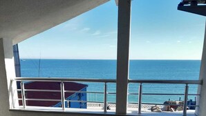 A balcony with a view of the sea and a building in the background. - Igneada Meltem Hotel (Demirköy)
