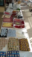 Una mesa de buffet con diversos alimentos y salsas.