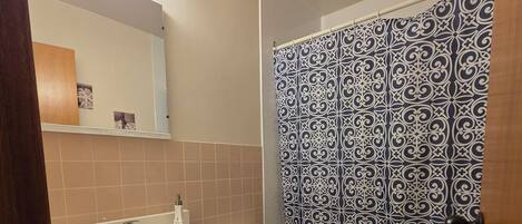 Een badkamer met een wastafel, toilet en bad.