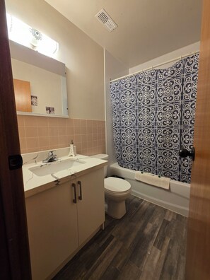 Deluxe Room, 2 Queen Beds | Bathroom | Combined shower/tub, free toiletries, towels