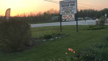 Un panneau indicateur au bord de la route signale le Shenstone Motor Inn et précise qu’il est ouvert tous les jours.