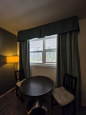 Deluxe Room, 2 Queen Beds | Living area | 32-inch TV with satellite channels - Shenstone Motor Inn & Restaurant (Georgian Bluffs)