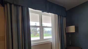 Deluxe Room, 2 Queen Beds | Living area