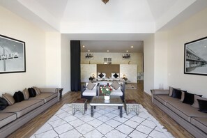 Loftsrom (Suite) | Sengetøy av topp kvalitet, minibar, safe på rommet og lydisolert