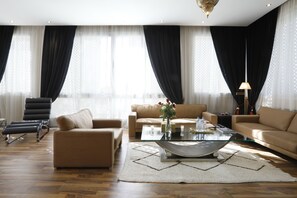 Suite | Sengetøy av topp kvalitet, minibar, safe på rommet og lydisolert