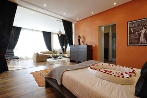 Suite | Sengetøy av topp kvalitet, minibar, safe på rommet og lydisolert