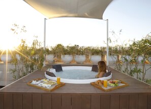 Loft (Suite) | Ropa de cama de alta calidad y minibar