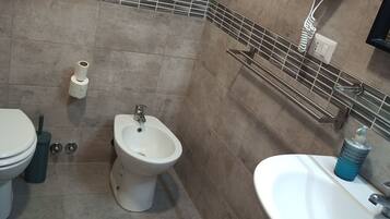Double Room | Bathroom | Shower, free toiletries, hair dryer, bidet