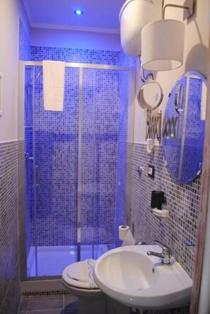 Shower, free toiletries, hair dryer, bidet