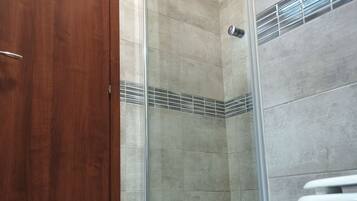 Douche, articles de toilette gratuits, sĂšche-cheveux, bidet