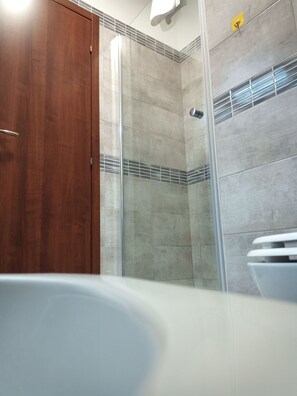 Shower, free toiletries, hair dryer, bidet - Relais Dante (Rome)