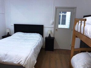 Standaard vierpersoonskamer, meerdere bedden, gedeelde badkamer | 1 slaapkamer, luxe beddengoed, verduisterende gordijnen, gratis wifi