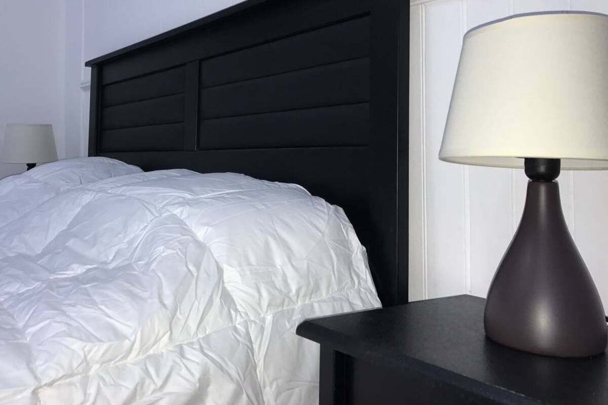 Standaard vierpersoonskamer, meerdere bedden, en-suite badkamer | 1 slaapkamer, luxe beddengoed, verduisterende gordijnen, gratis wifi
