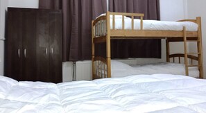 Standaard vierpersoonskamer, meerdere bedden, gedeelde badkamer | 1 slaapkamer, luxe beddengoed, verduisterende gordijnen, gratis wifi