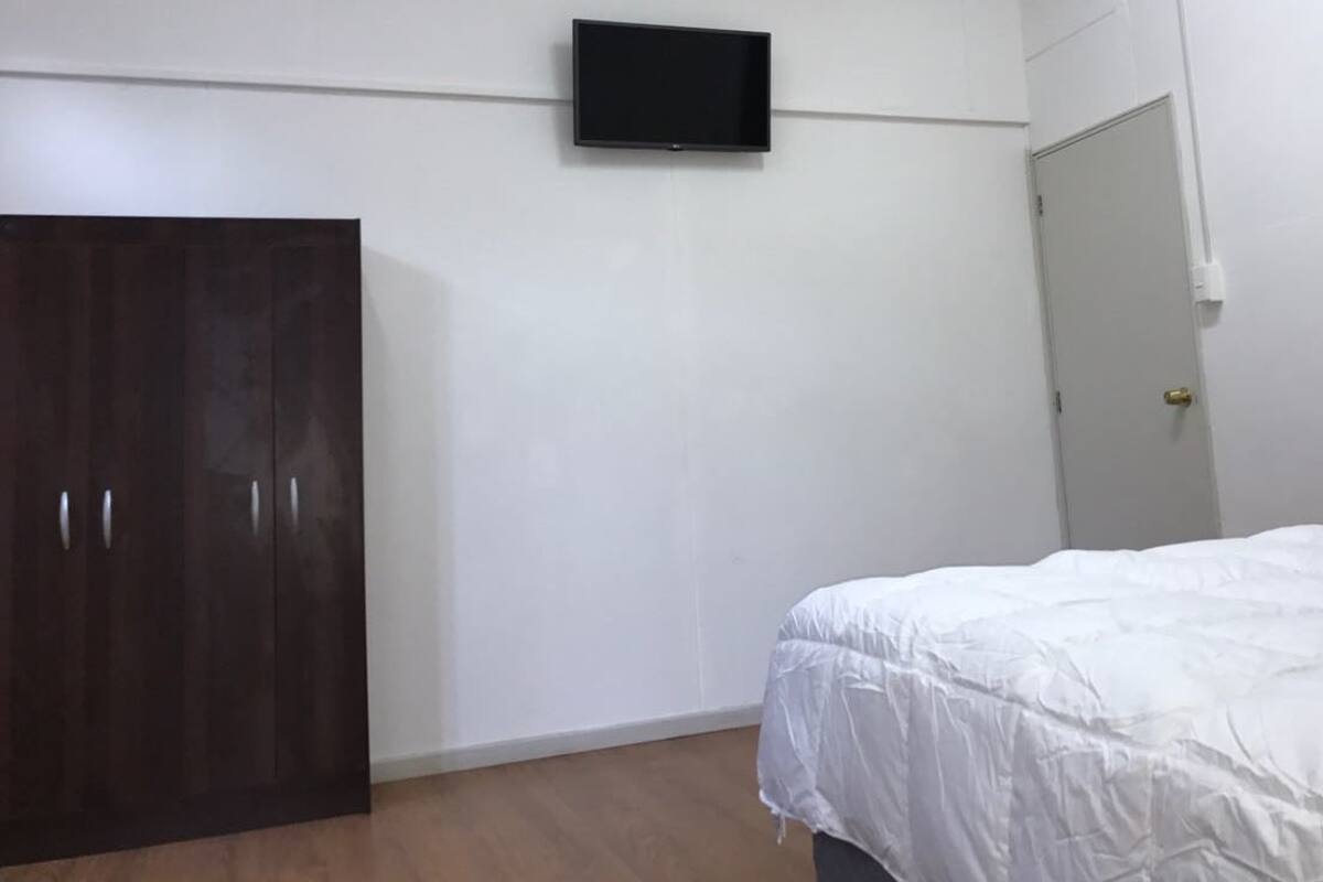 Standaard tweepersoonskamer, gedeelde badkamer | 1 slaapkamer, luxe beddengoed, verduisterende gordijnen, gratis wifi