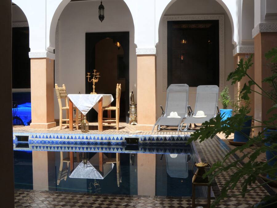 Piscine extérieure, chaises longues