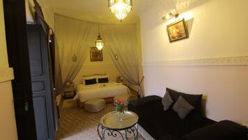 Phòng Suite Deluxe | Bộ đồ giường cao cấp, két bảo mật tại phòng, phòng cách âm