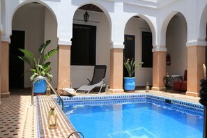 Piscine extérieure, chaises longues