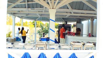 Café da manhã com buffet grátis todos os dias