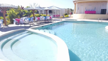 Outdoor pool. Odivin Hotel Luxury Suite