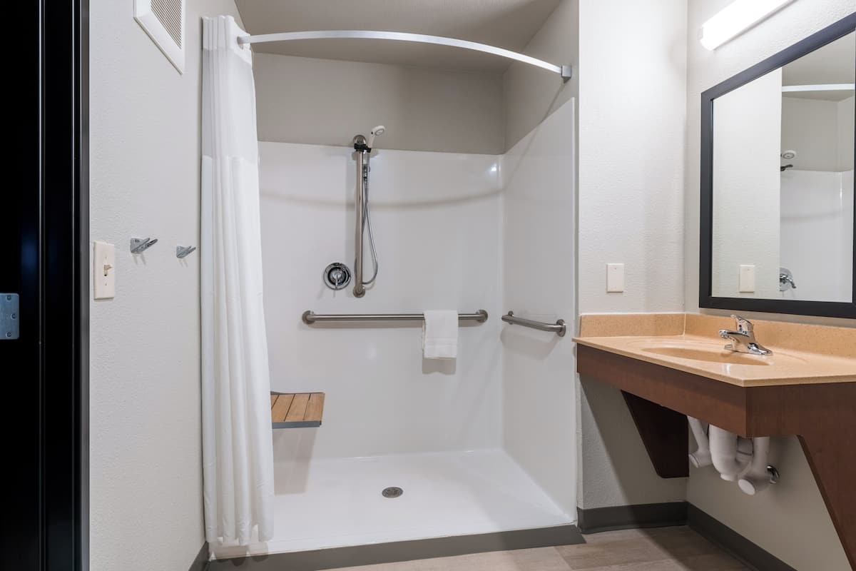 room, 1 queen bed (roll in shower) | bathroom | combined shower/bathtub, free toiletries, hair dryer, towels