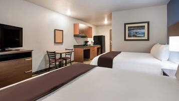 Zimmer, 2 Queen-Betten, barrierefrei | Eigene Küche | Großer Kühlschrank, Mikrowelle, Herdplatte