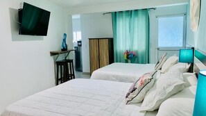 Appartement, 2 tweepersoonsbedden, balkon | Een kluis op de kamer, een bureau, verduisterende gordijnen