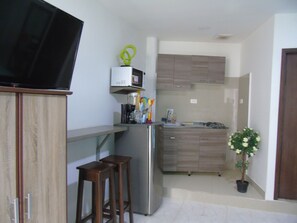 Apartment, Kitchen | Private kitchenette | Fridge, microwave, blender, griddle - Bahia Tropical II (San Andrés)