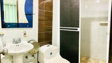 Shower, free toiletries, towels