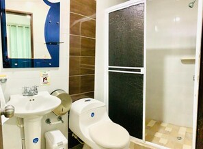 Douche, articles de toilette (gratuits), serviettes fournies